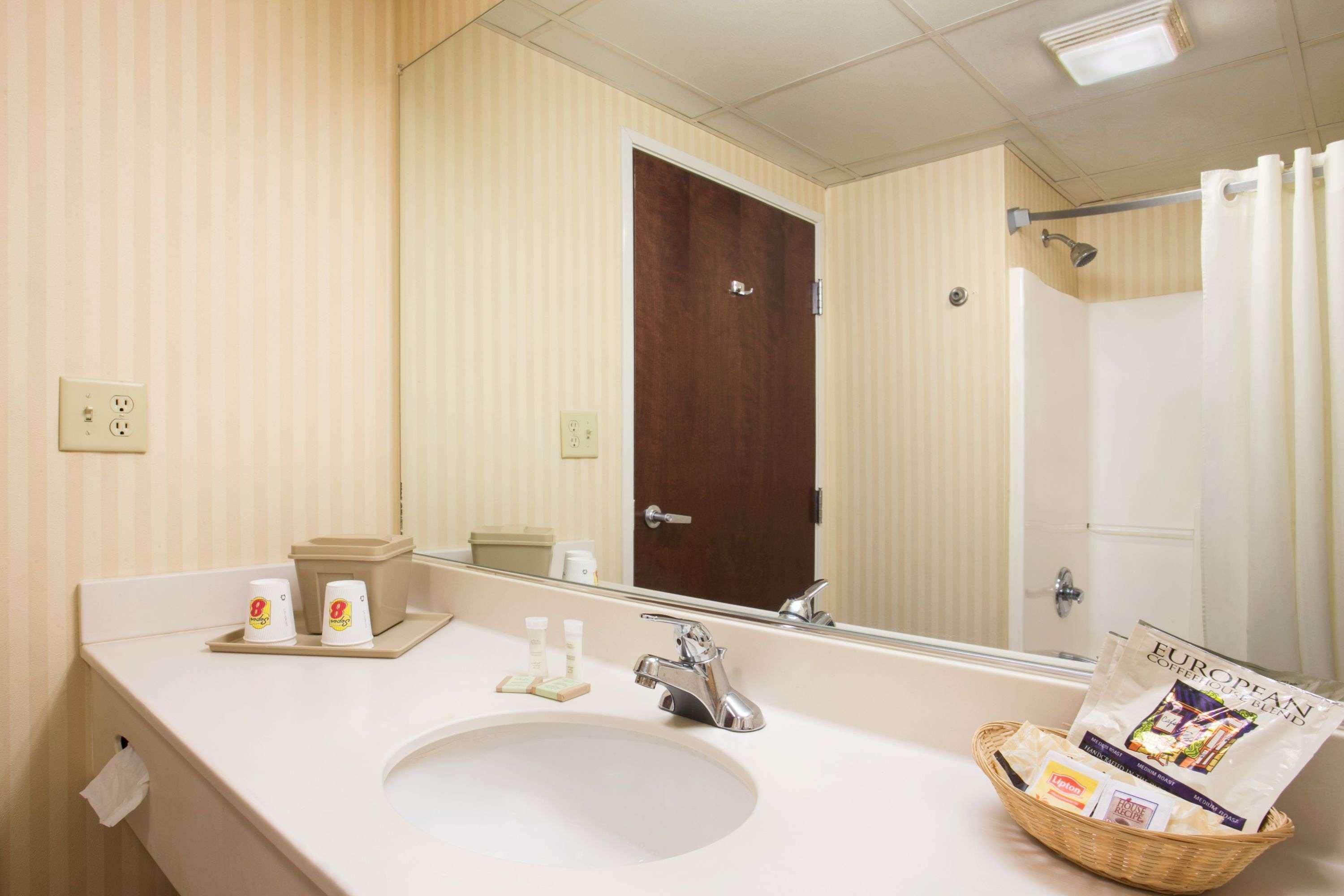 Super 8 By Wyndham Grayville Luaran gambar